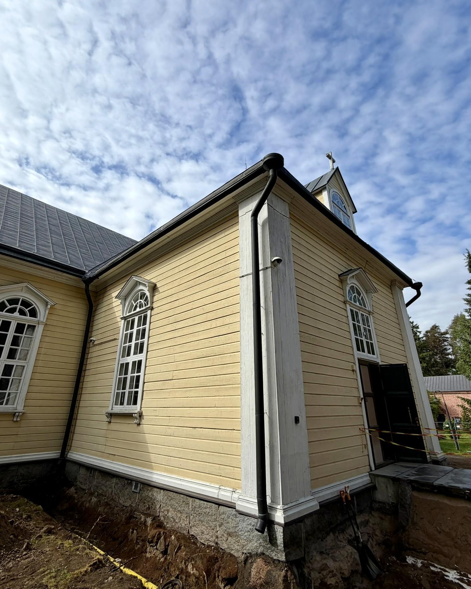 Hämeenkyrön kirkko, ulkotöitä.JPEG