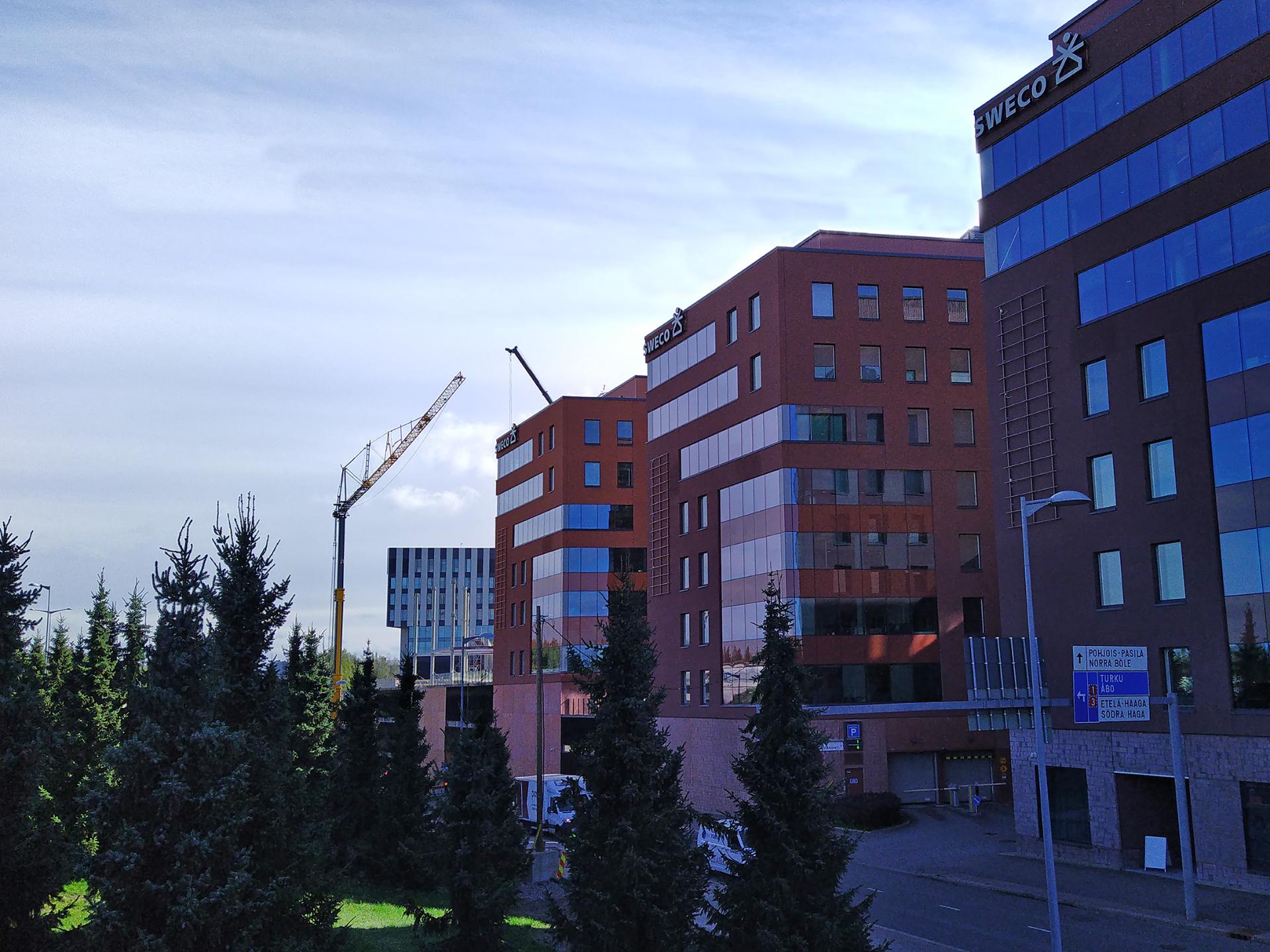 Consti rakentaa Ilmalanrinteeseen.jpg