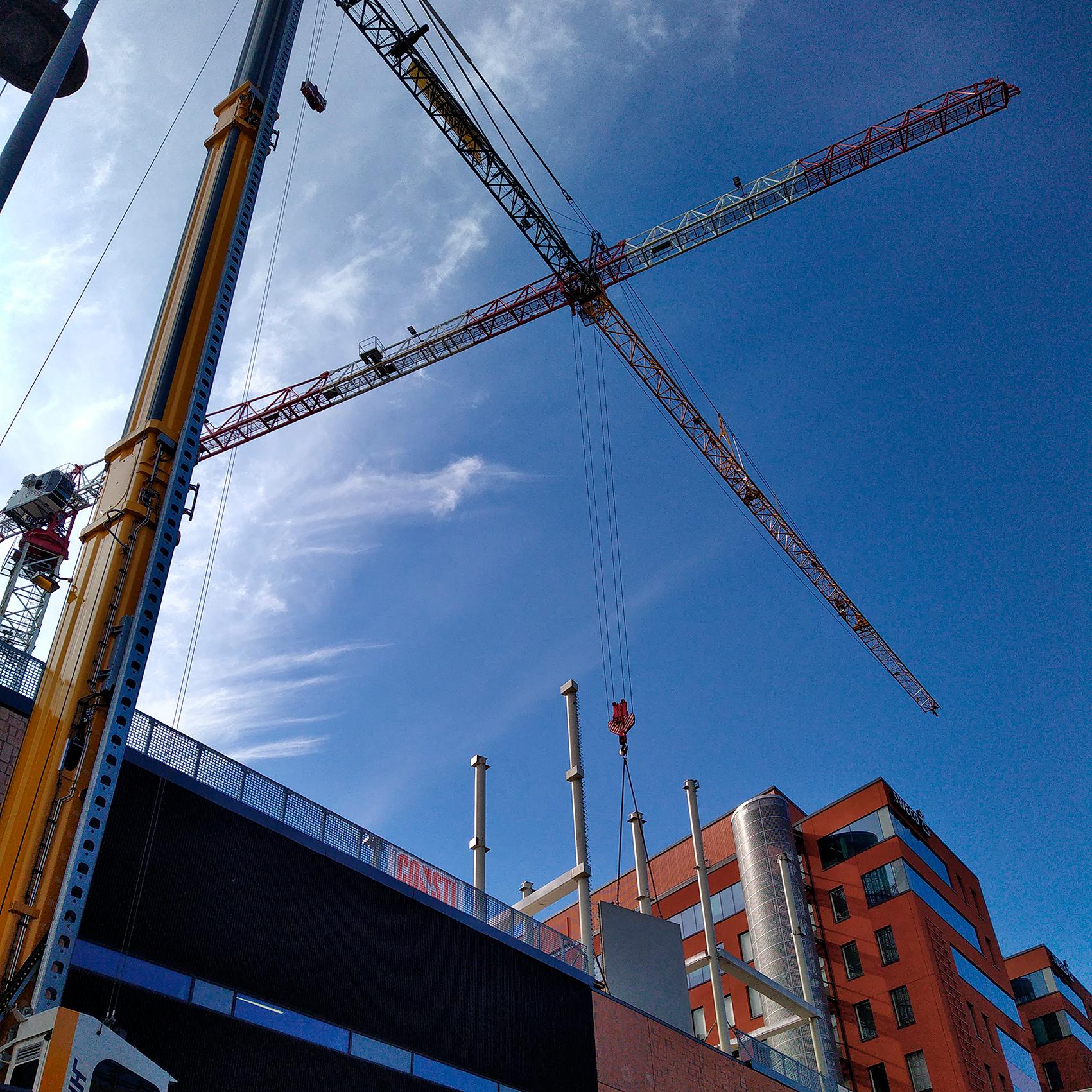 Ilmalanrinteen työmaalla työskennellään turvavarusteissa.jpg