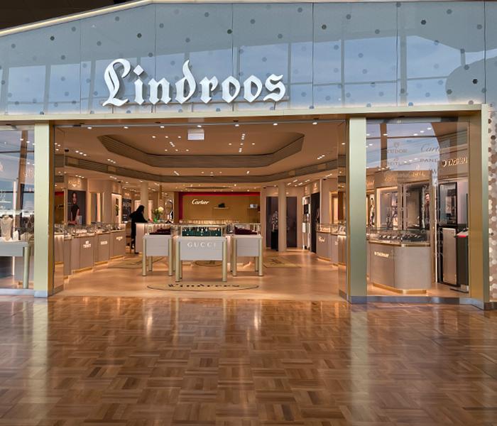 Consti toteutti lentoaseman Lindroos-myymälän.jpg