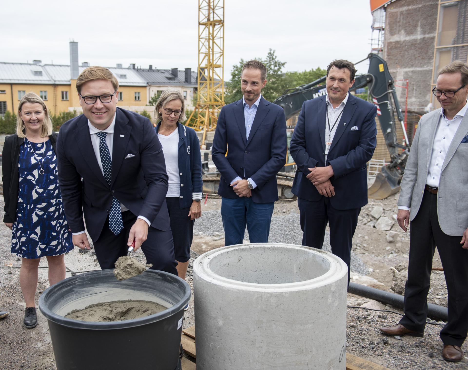 Endikodin peruskiven muurasi Helsingin apulaispormestari Daniel Sazanov.jpg
