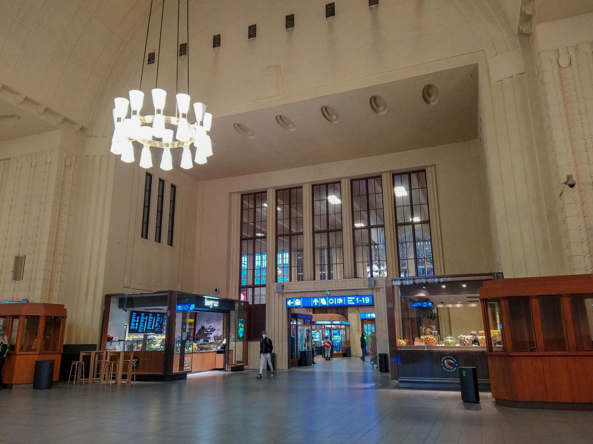 Helsingin päärautatieasemalla uusia palveluita matkustajille.jpg