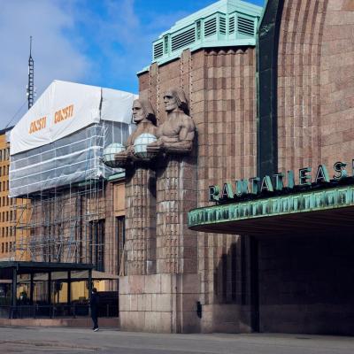 Consti_urakoi_Helsingin_paarautatieasemalla.jpg