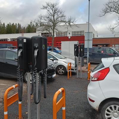 Sähköautojen latausasemien asennus.jpg Sähköautojen latausasemien asennus.jpg