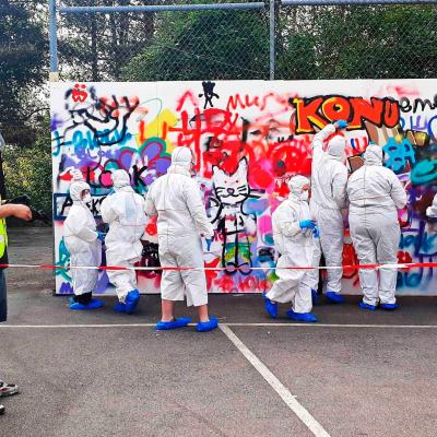 Yhteisö- ja graffititaiteilija Jussi Haro seuraa osallistujien työskentelyä_Kuva Salim Sheikh kopio.jpg