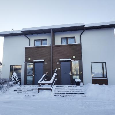 Paritalon julkisivurappaus uusittiin ja sokkeliliittymä korjattiin.jpg
