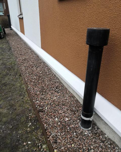 Sokkelin ja rappauksen liittymään asennettiin uusi peltiprofiili.jpg