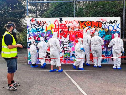 Yhteisö- ja graffititaiteilija Jussi Haro seuraa osallistujien työskentelyä_Kuva Salim Sheikh kopio.jpg