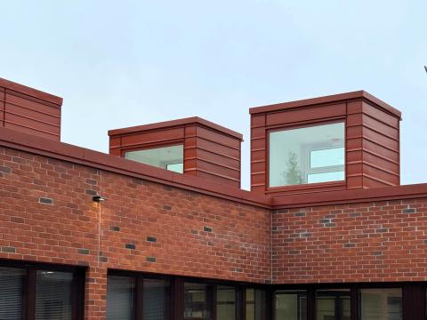 Pihlajiston kouluun valoa tuovat kattoikkunat.jpg