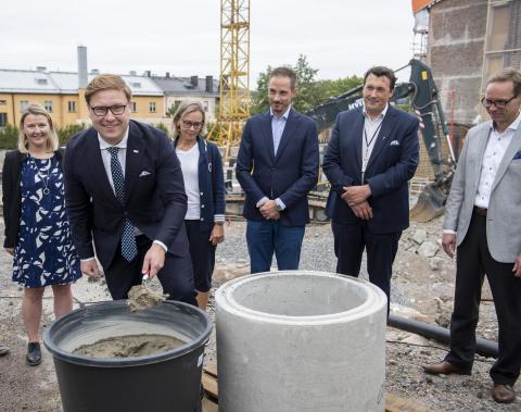 Endikodin peruskiven muurasi Helsingin apulaispormestari Daniel Sazanov.jpg