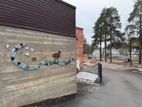 Pihlajiston koulun piha uudistui remontin yhteydessä.jpg